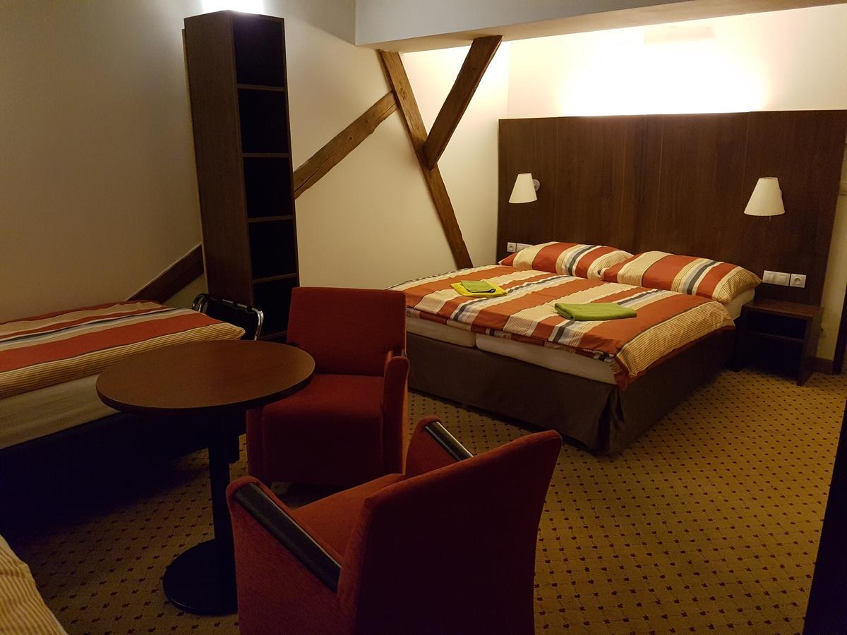 Hotel U Cerneho Orla Kostelec nad Černými Lesy Exteriör bild