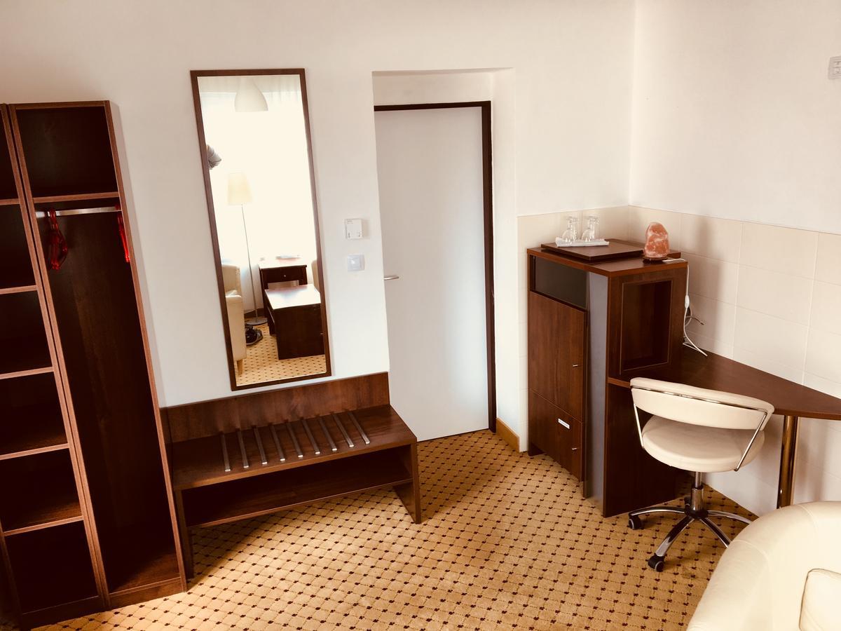 Hotel U Cerneho Orla Kostelec nad Černými Lesy Exteriör bild