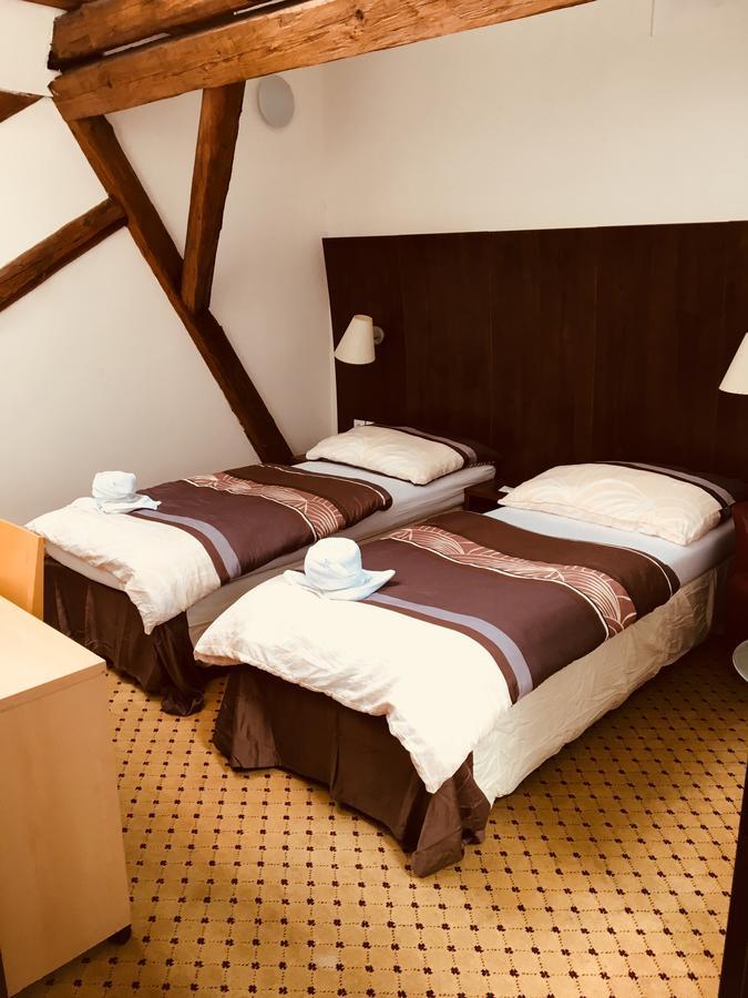 Hotel U Cerneho Orla Kostelec nad Černými Lesy Exteriör bild