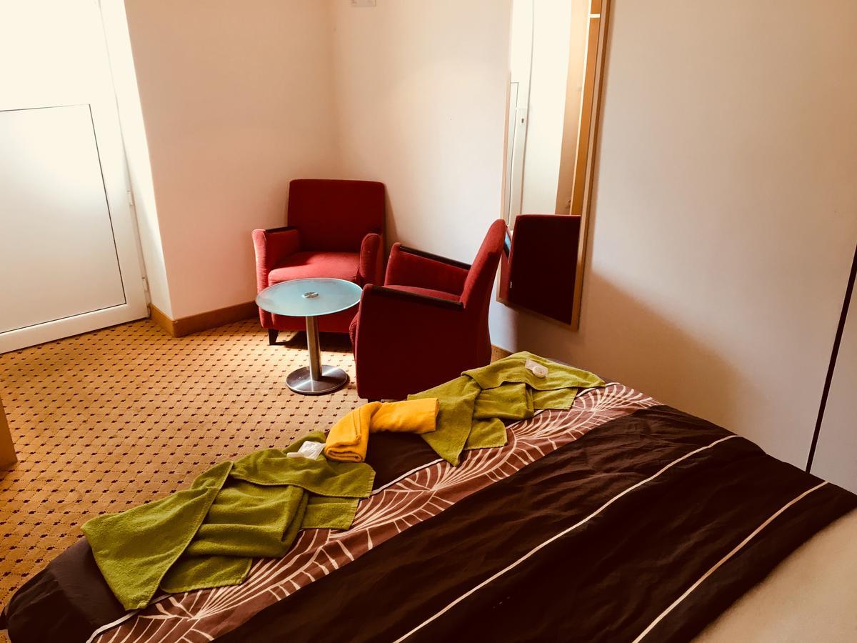 Hotel U Cerneho Orla Kostelec nad Černými Lesy Exteriör bild